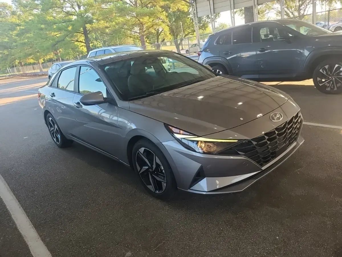 Used 2023 Hyundai Elantra SEL w/ Convenience Package FWD image 6