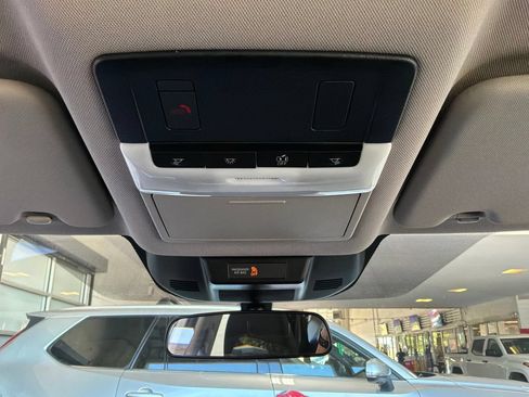 Used 2025 Nissan Rogue SV FWD image 16