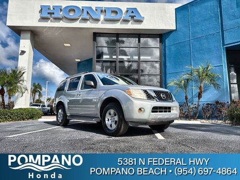 Used 2010 Nissan Pathfinder S image 1