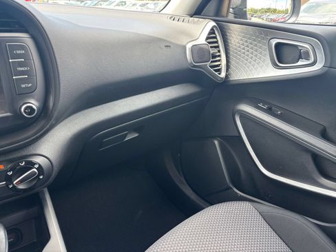 Used 2025 Kia Soul LX w/ LX Technology Package FWD image 33