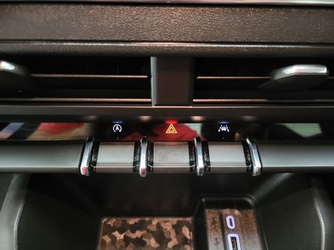 Used 2024 Chevrolet Colorado W/T image 5