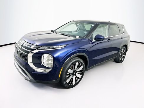Used 2025 Mitsubishi Outlander SE FWD image 3