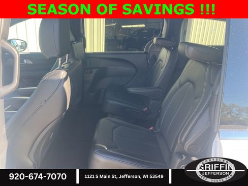 Used 2025 Chrysler Pacifica Select image 8