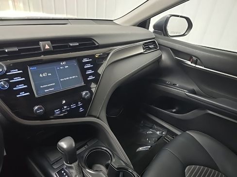 Used 2020 Toyota Camry SE image 25