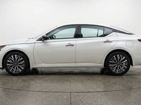 Used 2025 Nissan Altima 2.5 SV FWD image 5