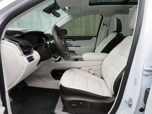 Used 2025 GMC Acadia Denali image 9