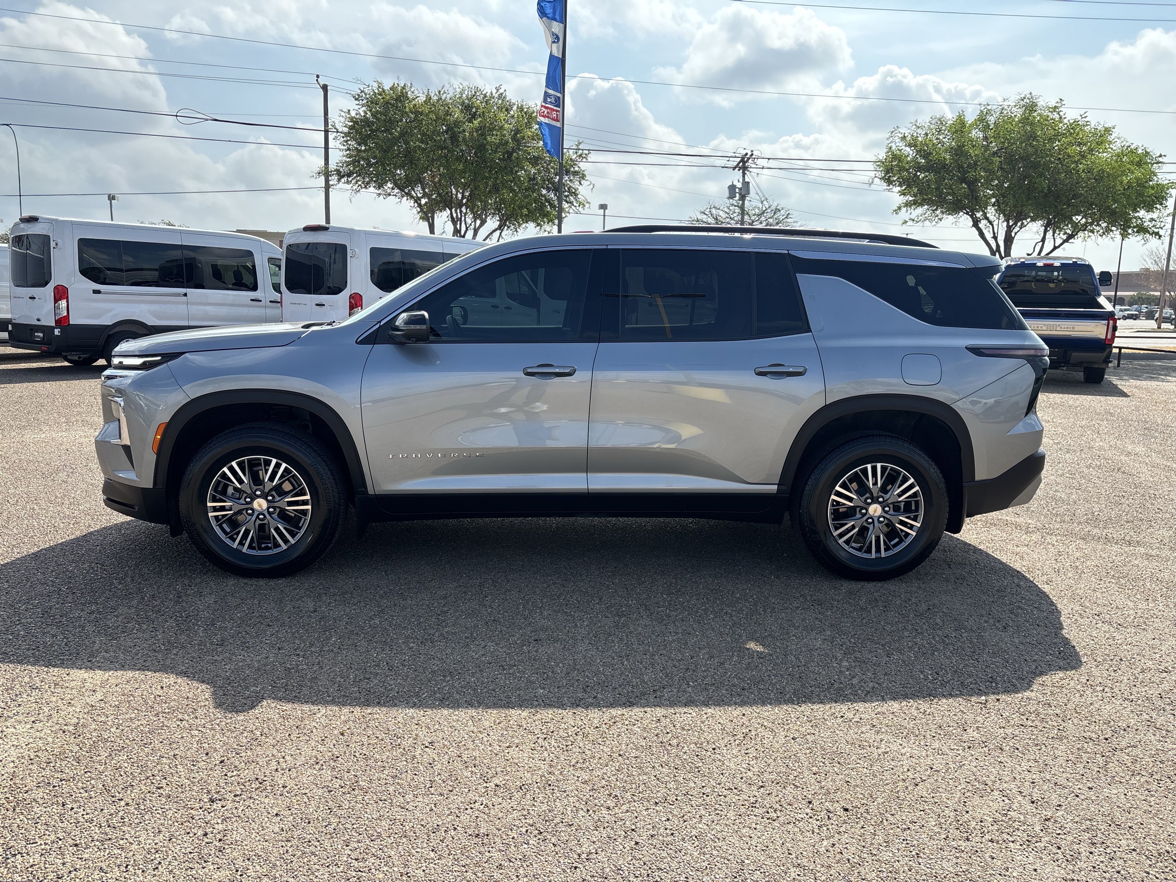 Used 2025 Chevrolet Traverse LT w/ Driver Confidence Package FWD image 2