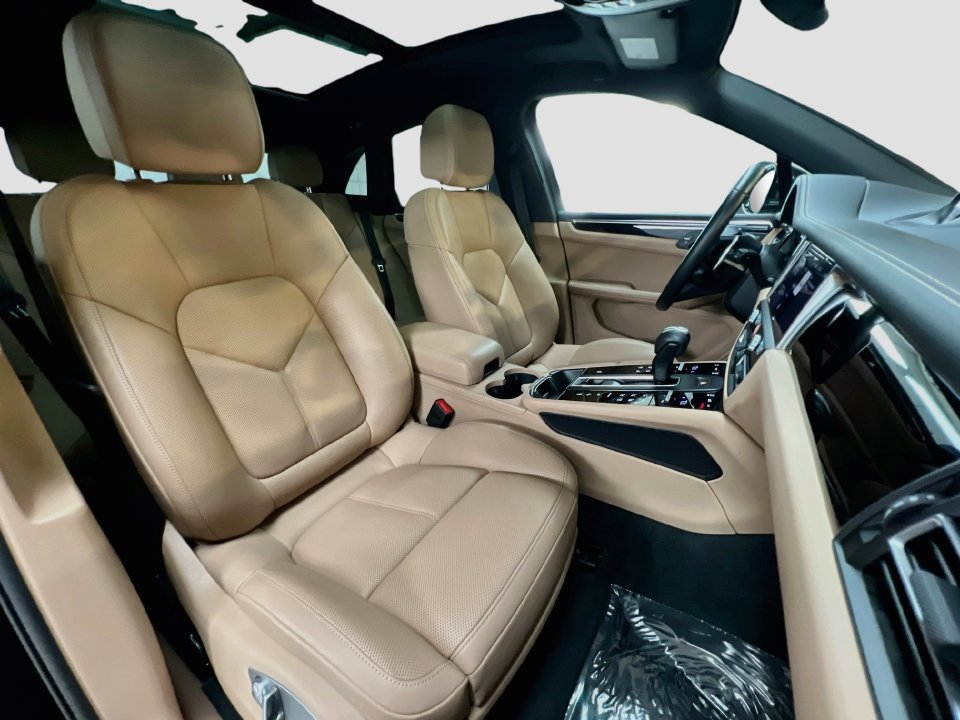 Certified 2026 Porsche Macan AWD/4WD image 30