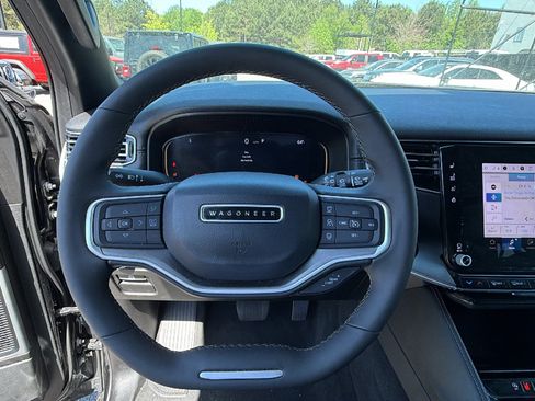 Certified 2025 Jeep Wagoneer Series II w/ Premium Group I AWD/4WD image 28