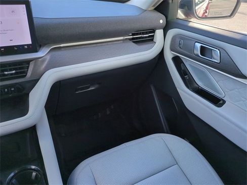 Used 2026 Ford Explorer Platinum w/ LUX Leather Package image 17