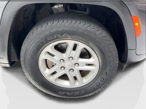 Used 2024 Jeep Grand Cherokee Laredo AWD/4WD image 13