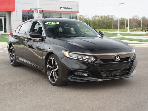 Used 2019 Honda Accord Sport image 2