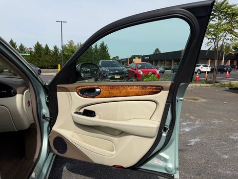 Used 2005 Jaguar XJ8 L image 21