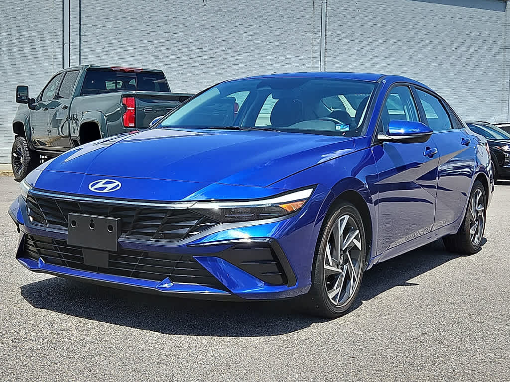 Used 2025 Hyundai Elantra Limited FWD image 1