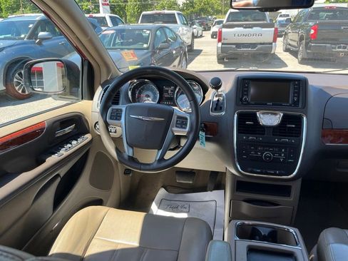 Used 2013 Chrysler Town & Country Touring FWD image 11