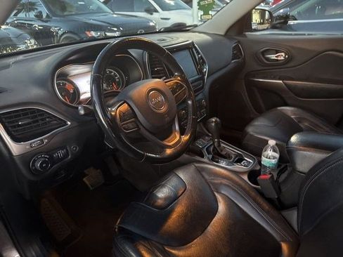 Used 2019 Jeep Cherokee Limited FWD image 6