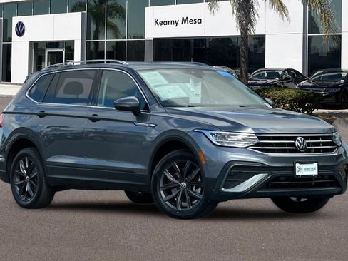 Used 2023 Volkswagen Tiguan SE w/ Panoramic Sunroof Package FWD image 2