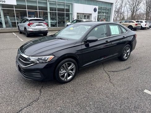 Certified 2024 Volkswagen Jetta SE image 3