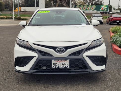 Used 2020 Toyota Camry SE image 2