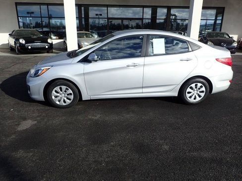 Used 2016 Hyundai Accent SE FWD image 2