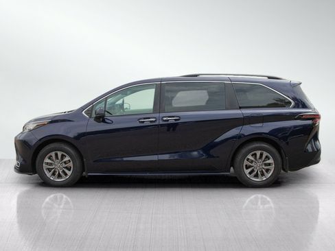 Used 2023 Toyota Sienna XLE FWD image 2