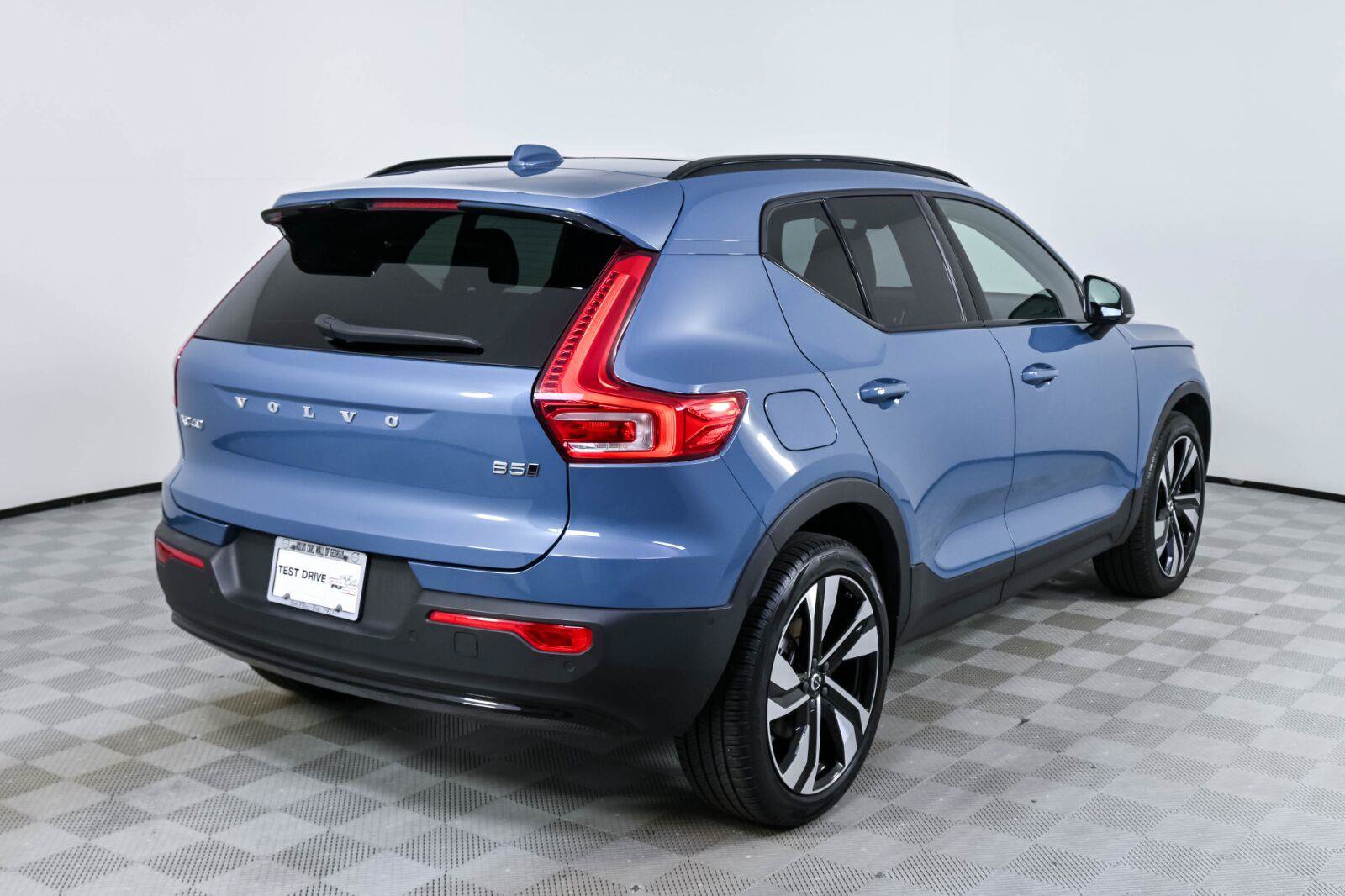 Used 2024 Volvo XC40 B5 Plus w/ Protection Package Premier AWD/4WD image 28