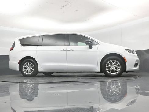 Used 2026 Chrysler Pacifica Select FWD image 49