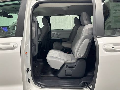 Used 2025 Toyota Sienna LE FWD image 39