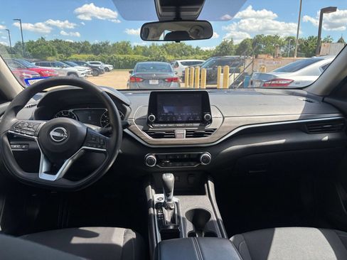 Used 2025 Nissan Altima 2.5 SV FWD image 33