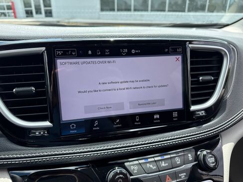 Used 2024 Chrysler Pacifica Touring-L AWD/4WD image 31