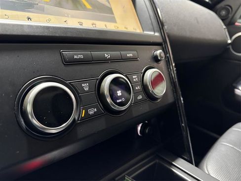 Used 2019 Land Rover Discovery SE image 26