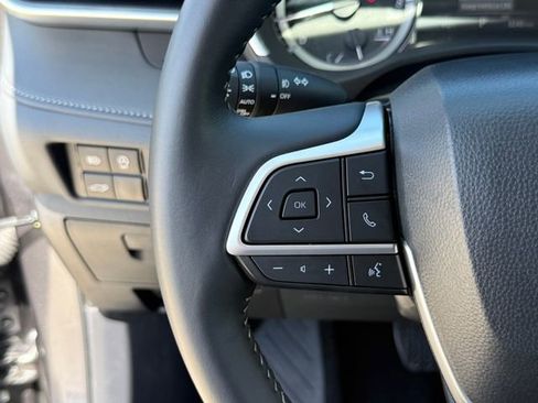 Used 2025 Toyota Highlander XLE FWD image 14
