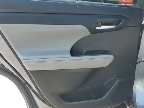 Used 2021 Toyota Highlander XLE AWD/4WD image 13