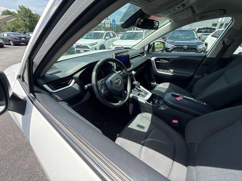 Used 2025 Toyota RAV4 XLE AWD/4WD image 15