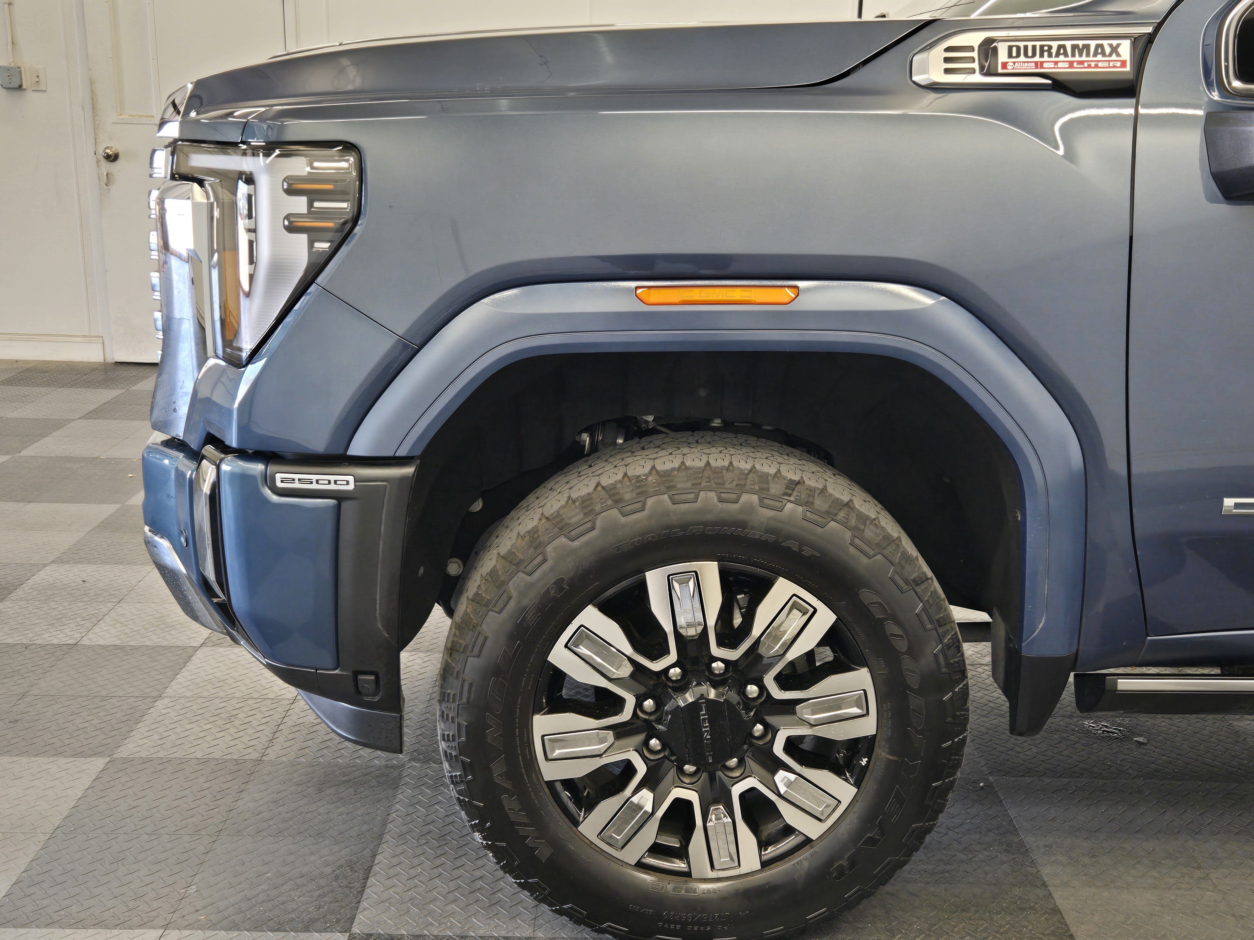 Used 2025 GMC Sierra 2500 Denali w/ Denali Reserve Package AWD/4WD image 9