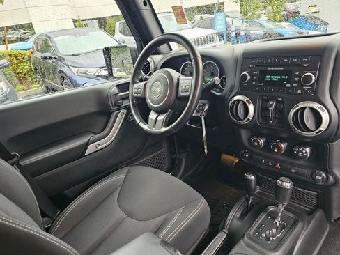 Used 2016 Jeep Wrangler Unlimited Rubicon w/ Connectivity Group AWD/4WD image 11