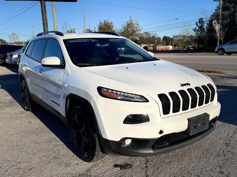 Used 2016 Jeep Cherokee Latitude w/ Cold Weather Group AWD/4WD image 2