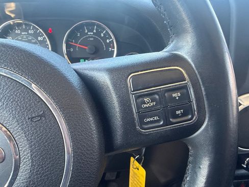 Used 2015 Jeep Wrangler Unlimited Rubicon w/ Connectivity Group AWD/4WD image 22