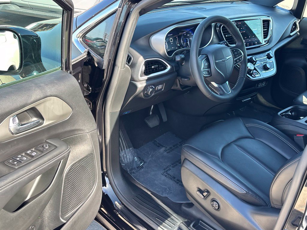 Used 2025 Chrysler Voyager LX FWD image 8
