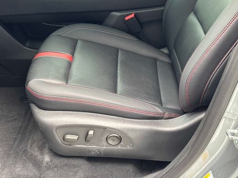 Used 2025 Chevrolet Traverse RS FWD image 21