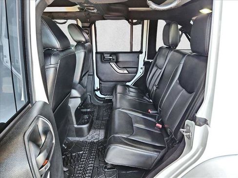 Used 2017 Jeep Wrangler Unlimited Rubicon w/ Connectivity Group AWD/4WD image 19