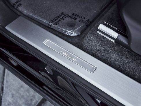 Used 2023 Bentley Bentayga Extended Wheelbase image 35