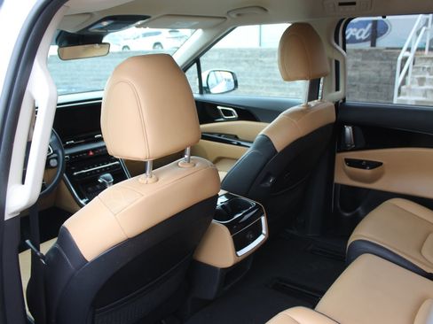 Used 2024 Kia Carnival EX image 21