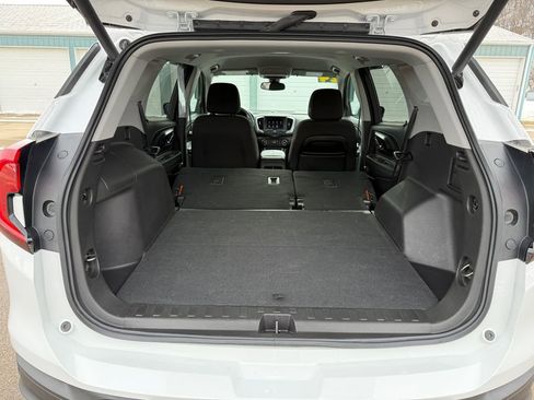 Used 2024 GMC Terrain SLE w/ Driver Convenience Package image 12