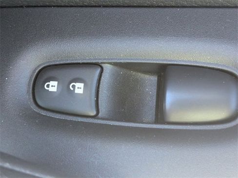 Used 2021 Nissan Rogue Sport S image 32