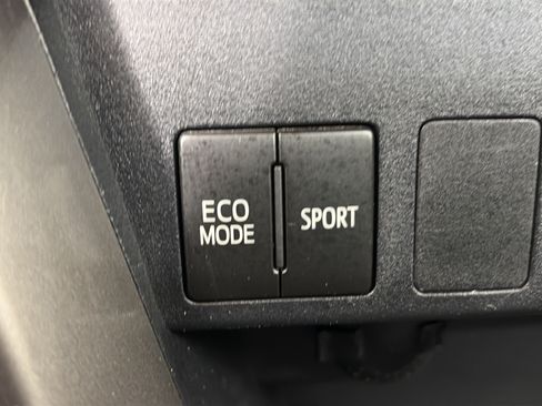 Used 2018 Toyota RAV4 LE w/ All Weather Liner Package FWD image 24