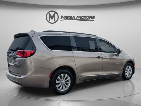 Used 2017 Chrysler Pacifica Touring-L image 8