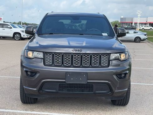 Used 2018 Jeep Grand Cherokee Altitude image 3