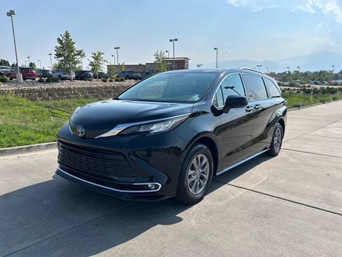 Used 2023 Toyota Sienna XLE w/ XLE Plus Package AWD/4WD image 3