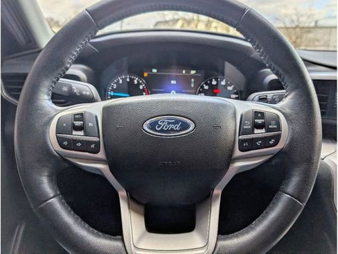 Used 2023 Ford Explorer XLT image 19
